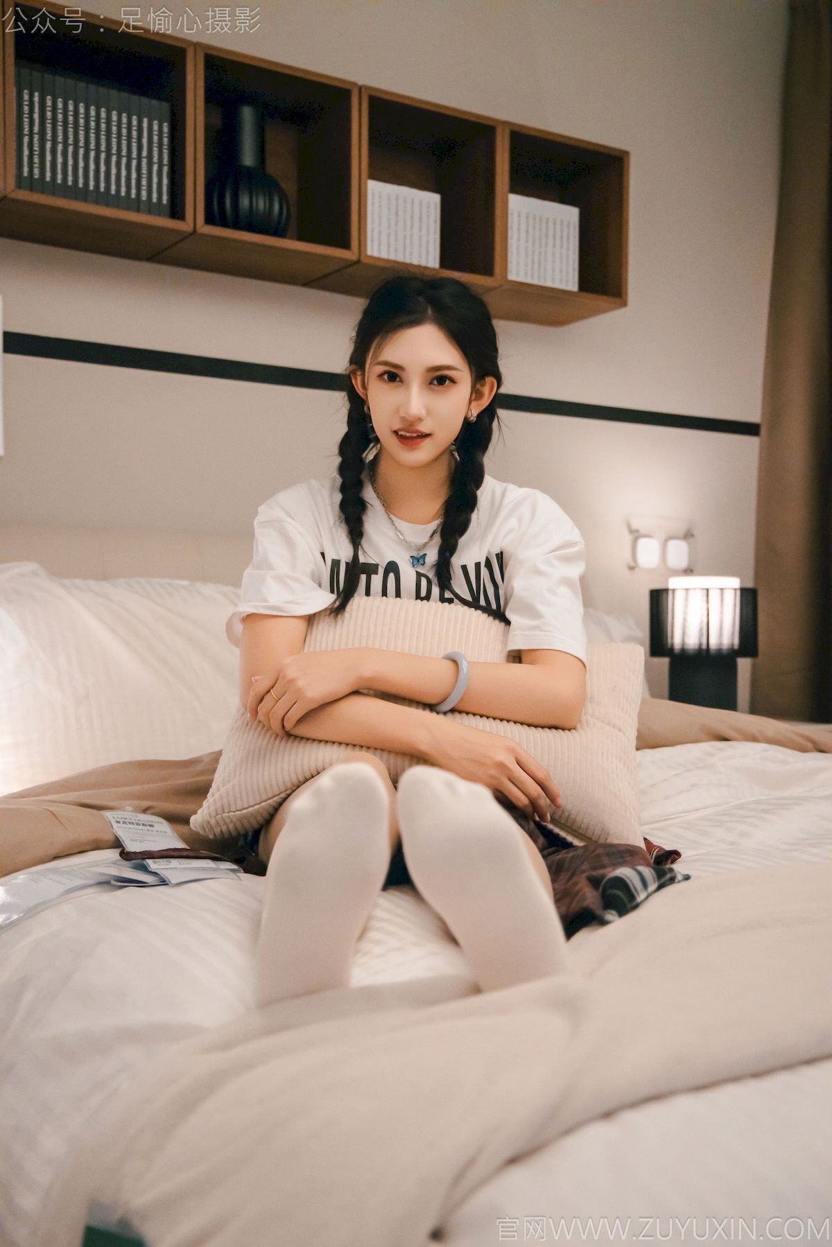 可乐红色冲锋衣黑白格纹裙写真