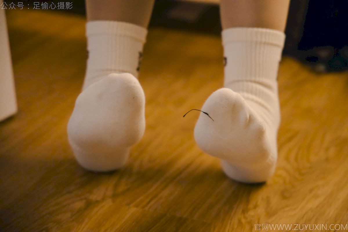 可乐红色冲锋衣黑白格纹裙写真