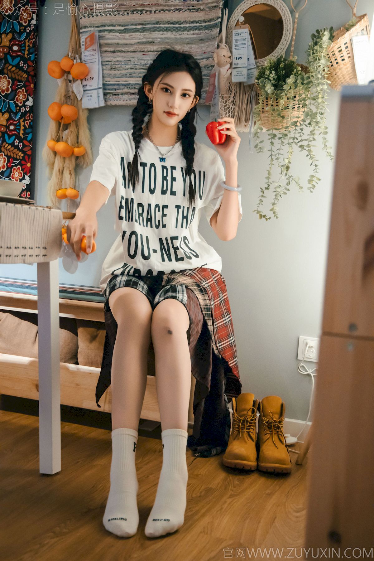 可乐红色冲锋衣黑白格纹裙写真