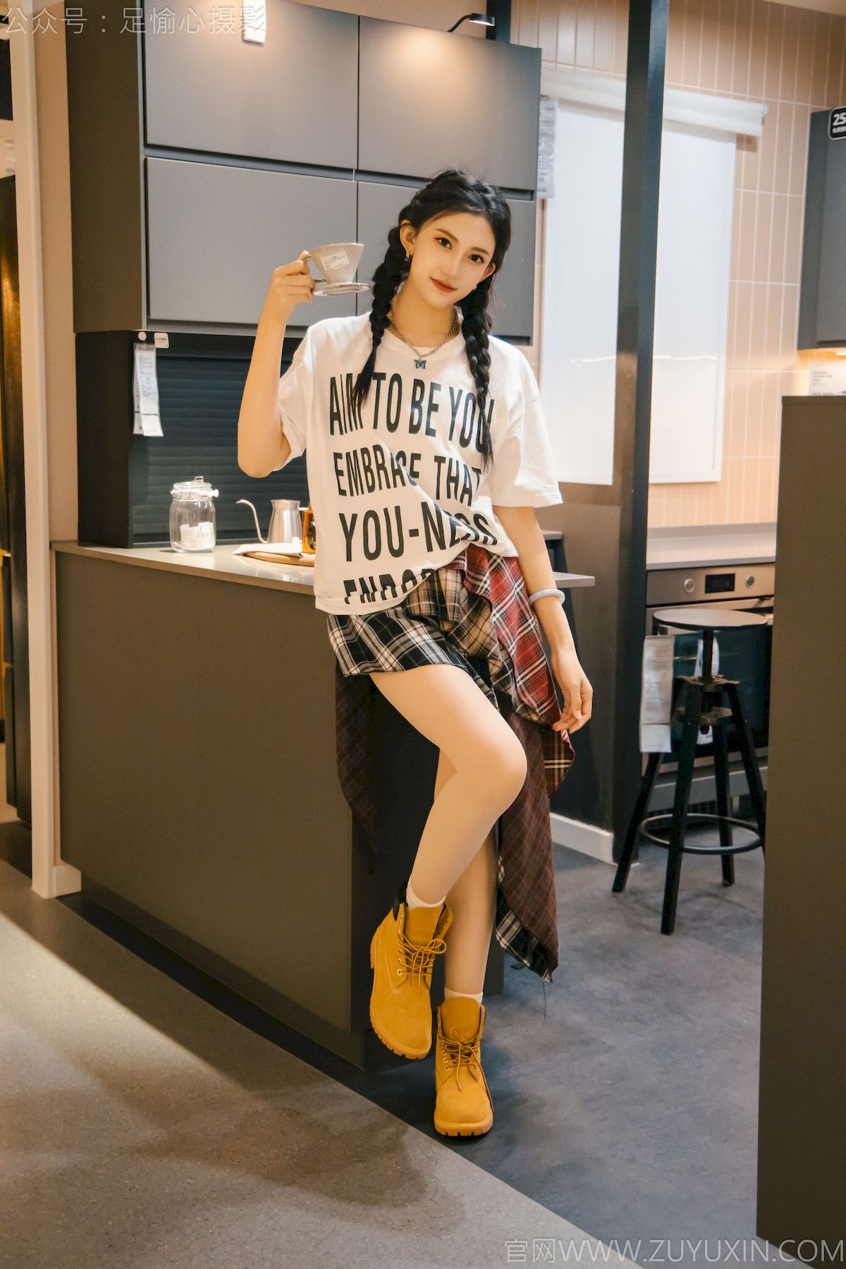 可乐红色冲锋衣黑白格纹裙写真