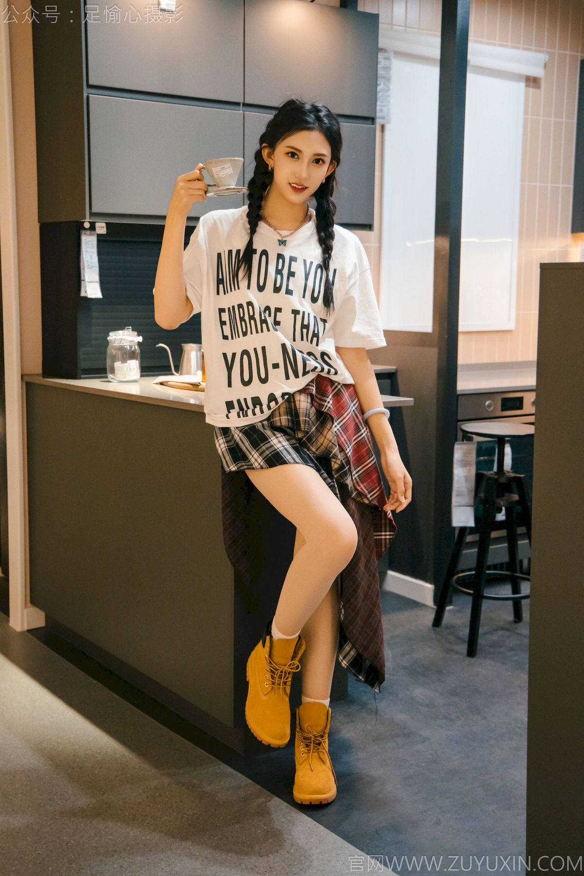 可乐红色冲锋衣黑白格纹裙写真