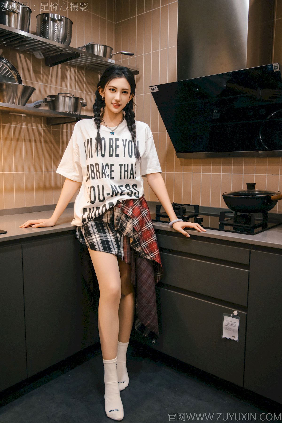 可乐红色冲锋衣黑白格纹裙写真