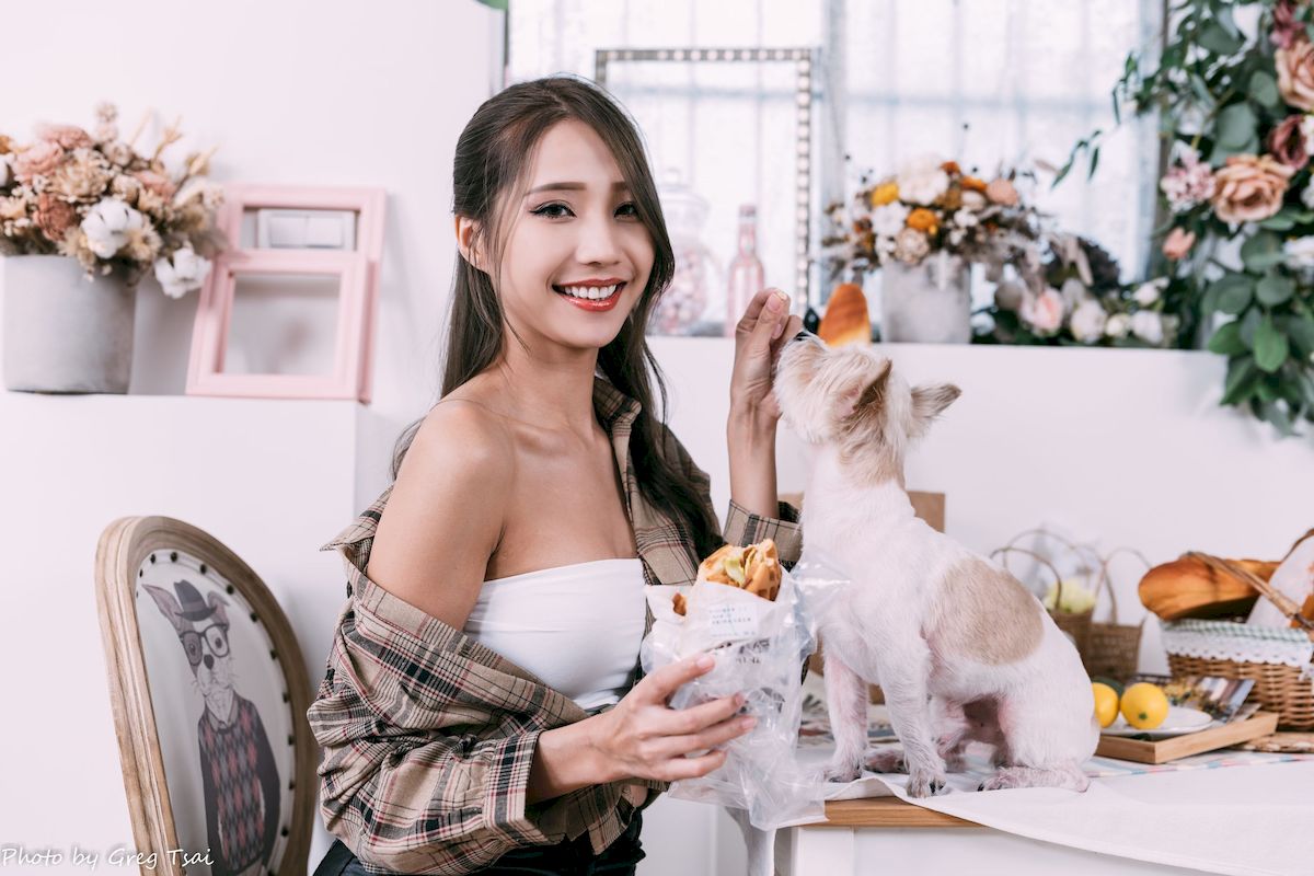 文艺青年霏霏吊带内搭‌格纹衬衫时尚写真