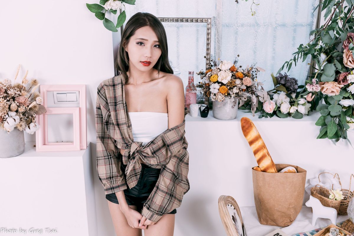 文艺青年霏霏吊带内搭‌格纹衬衫时尚写真