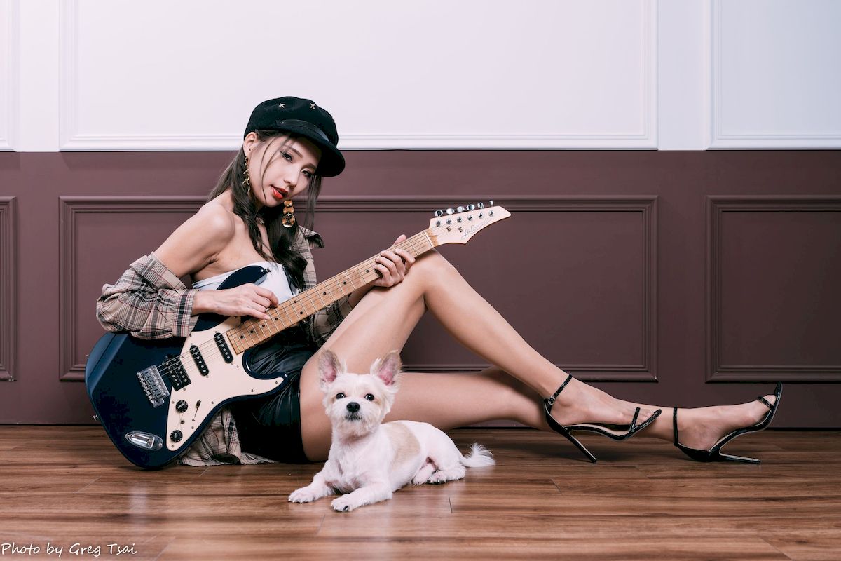 文艺青年霏霏吊带内搭‌格纹衬衫时尚写真