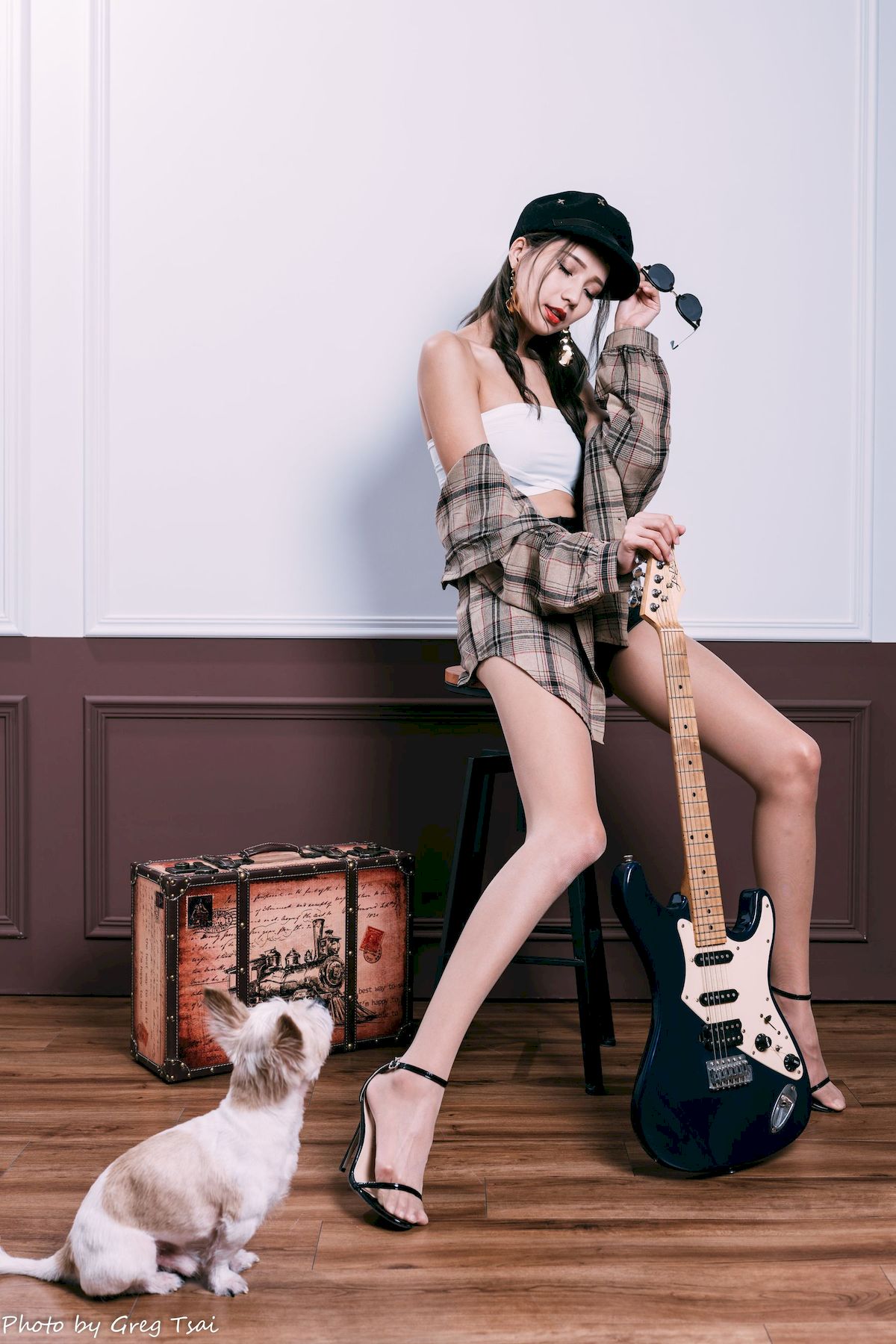 文艺青年霏霏吊带内搭‌格纹衬衫时尚写真