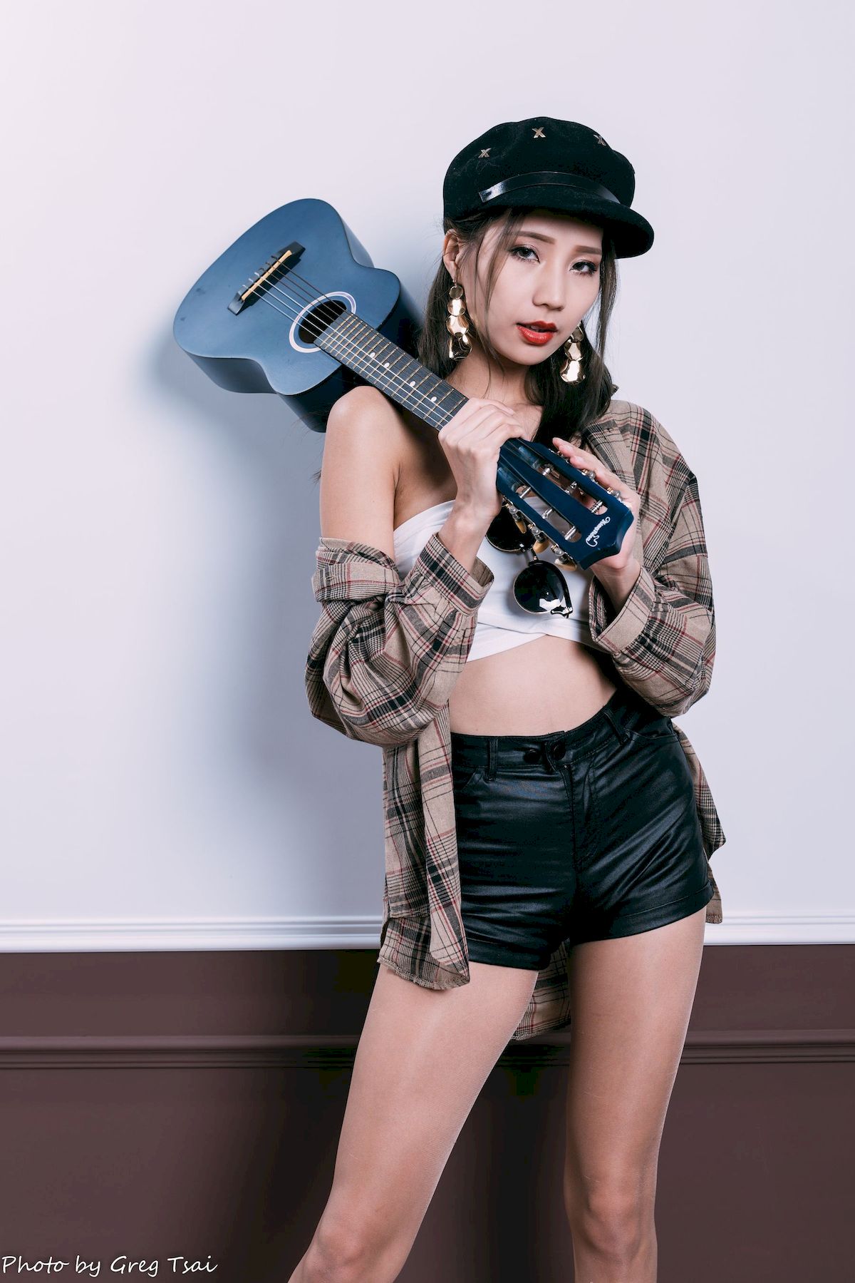 文艺青年霏霏吊带内搭‌格纹衬衫时尚写真