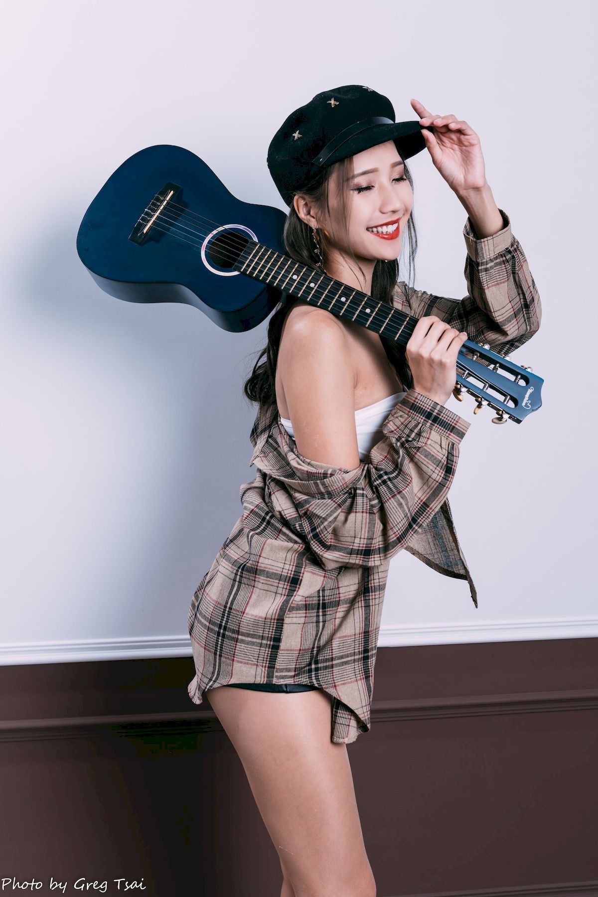 文艺青年霏霏吊带内搭‌格纹衬衫时尚写真