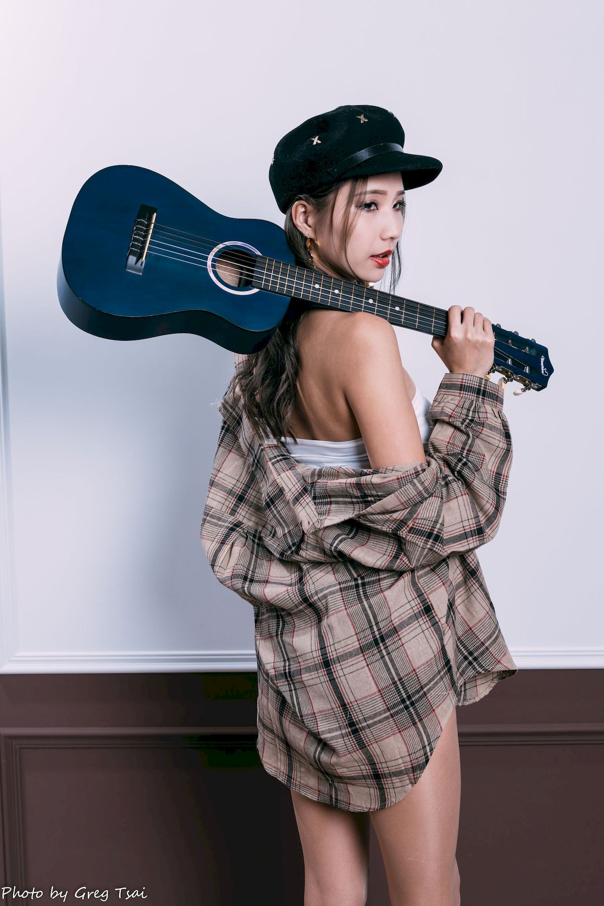 文艺青年霏霏吊带内搭‌格纹衬衫时尚写真