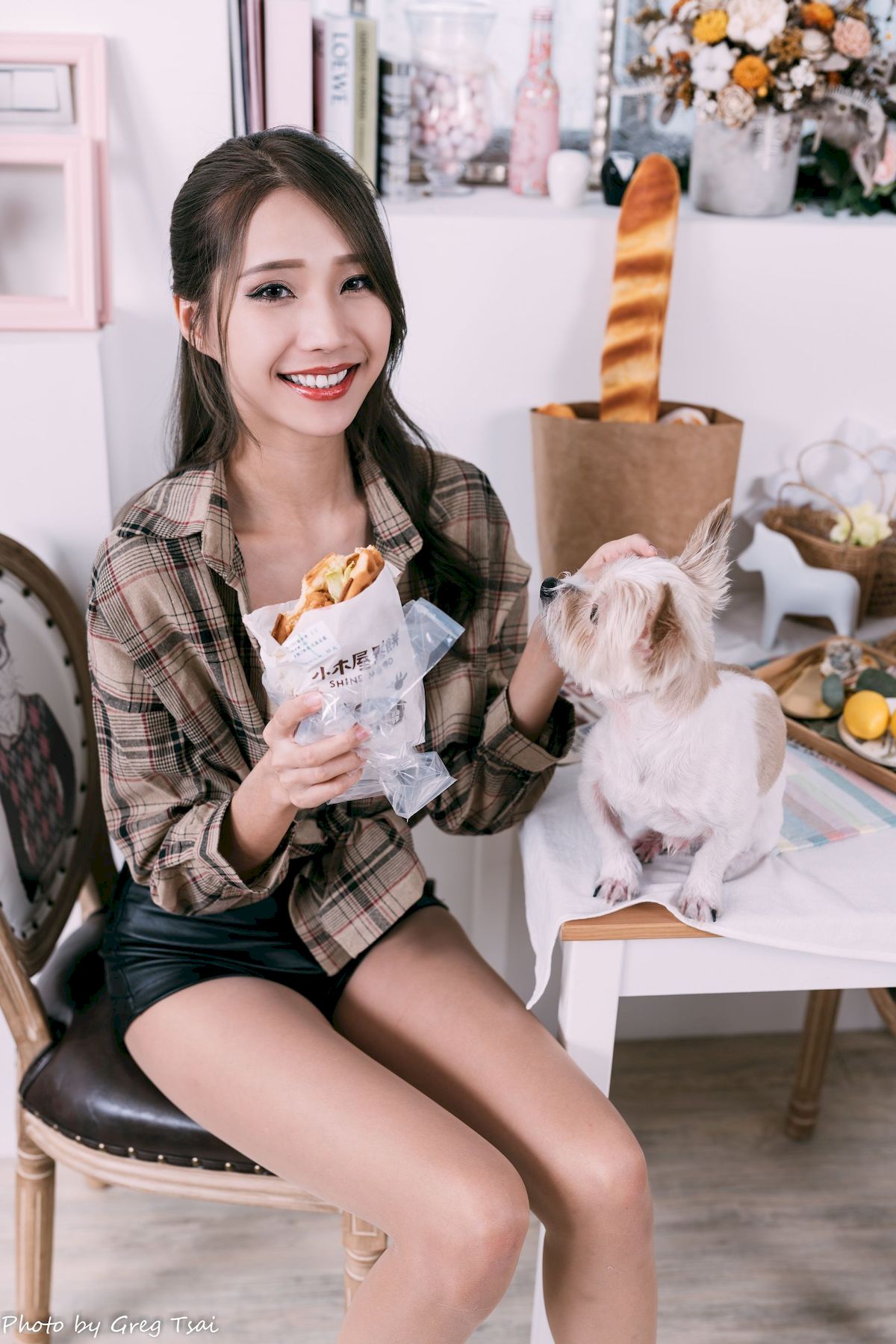 文艺青年霏霏吊带内搭‌格纹衬衫时尚写真